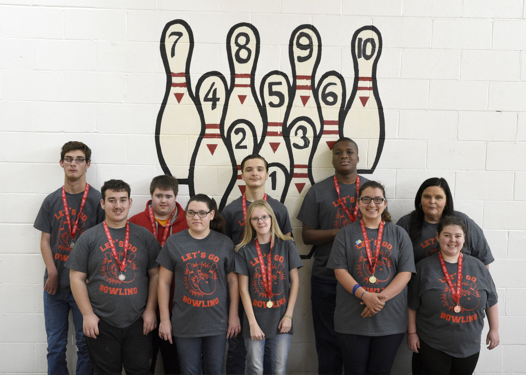 North Lamar High School bowlers receive medals at area contest